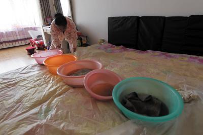 双牌楼上漏水，住户失联，小区没物管，业主维权难！律师来支招……